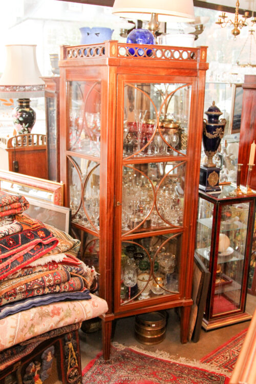 Biedermeier Vitrine, seitliche Verglasung, Mahagoni Bandintarsien, oben bekrönende Galerie