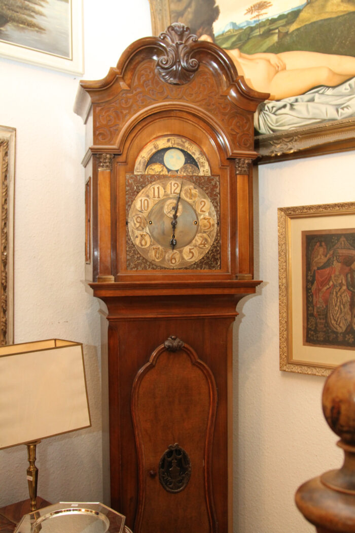 Standuhr mit Mondphasen und Klangwerk Nussbaum