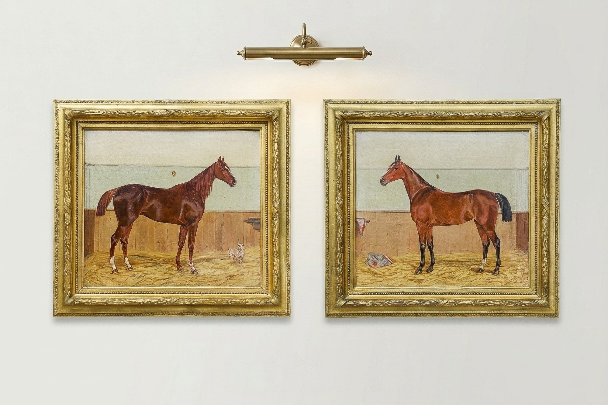 Produktbild des zusammengehörigen Paars antiker Pferde-Ölgemälde unter einer klassischen Messing-Galerieleuchte. Links das Pferdeporträt mit dem kleinen Terrier, rechts das Araberpferd mit der Wappendecke, beide in prachtvollen Goldrahmen.